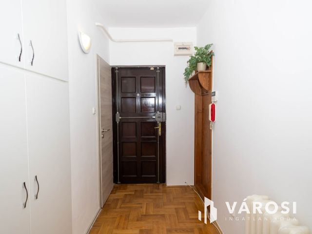 Nagyerdei tágas belső kétszintes lakás eladó