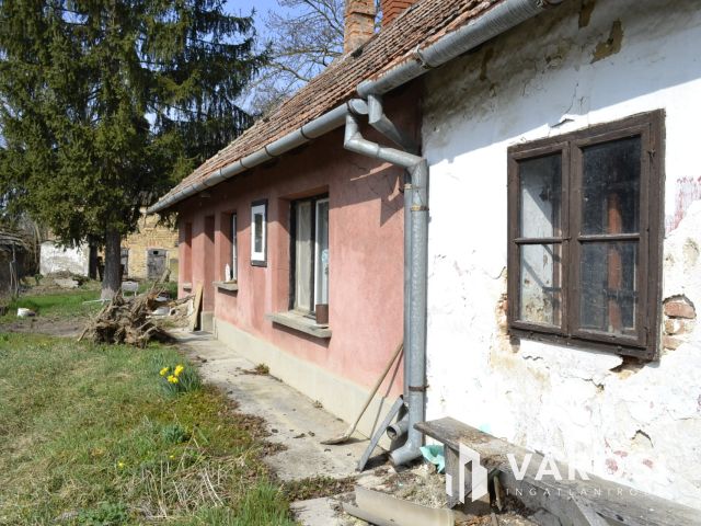 Felújít, vagy újat épít? 940 m2-es telken 2 lakásos kőház!