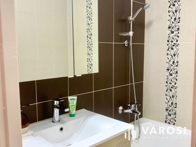 Teljeskörűen  felújított lakás az újkertben eladó