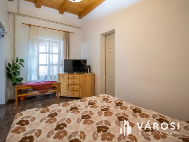 Két lakrészes 5 szobás lakás, saját kertrésszel