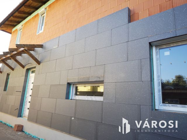 Új építésű ikerfél csendes utcában eladó