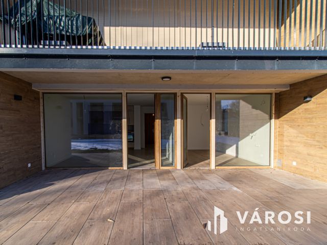 Kertkapcsolatos, medencés, 3 szobás lakás eladó  "Tomajon"