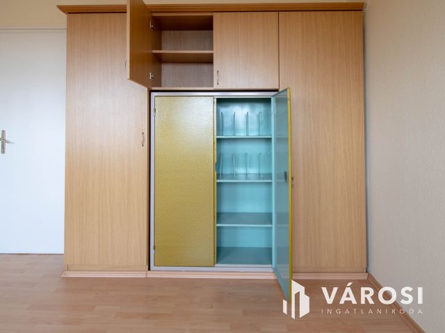 21 m2-es, részben berendezett, emeleti iroda a Pesti úton