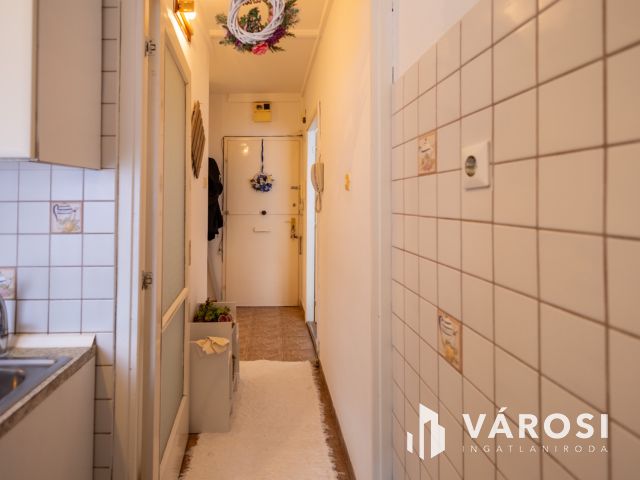 Loggiás panellakás ötszintes házban a Csorba utcában eladó