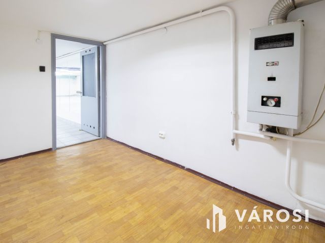 Móricz Zs. körtértől 600 m-re 100 m2-es szuterén üzlet kiadó