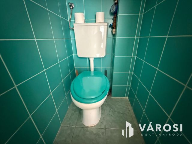 Meredek úton 2 szobás, erkélyes lakás eladó!