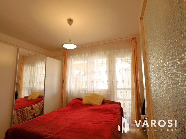 „4 külön szoba,de igény szerint akár 6 szobássá alakítható.”