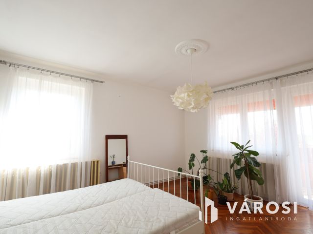 „4 külön szoba,de igény szerint akár 6 szobássá alakítható.”