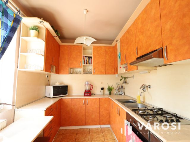 „4 külön szoba,de igény szerint akár 6 szobássá alakítható.”