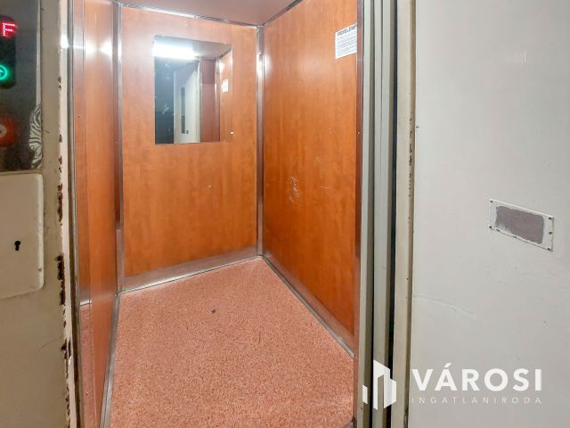 Világos, 2 szobás lakás beépített erkéllyel, remek helyen