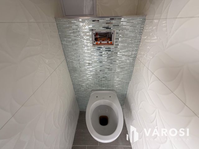 Vásártéren 1. emeleti, 1 szobás lakás eladó!