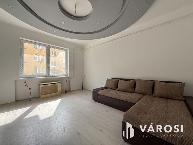 Vásártéren 1. emeleti, 1 szobás lakás eladó!
