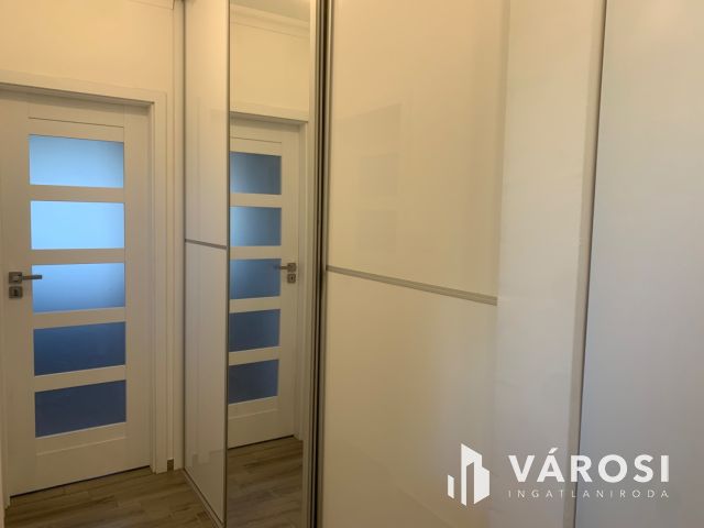 Nagyerdőn, a Damjanich utcán eladó, egy felújított erkélyes