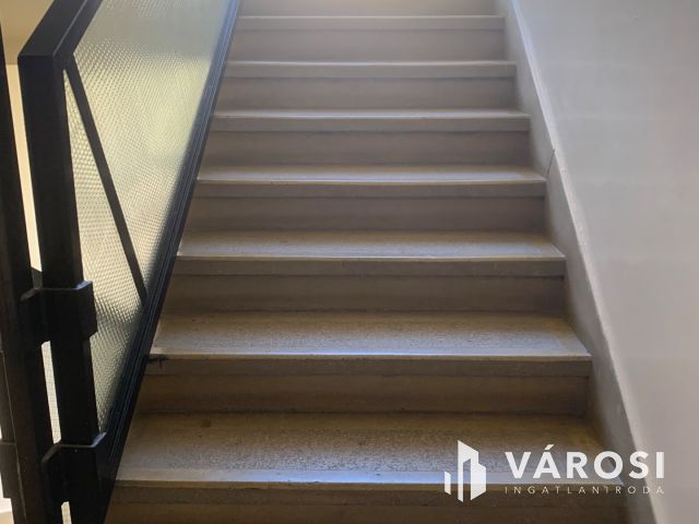 Nagyerdőn, a Damjanich utcán eladó, egy felújított erkélyes