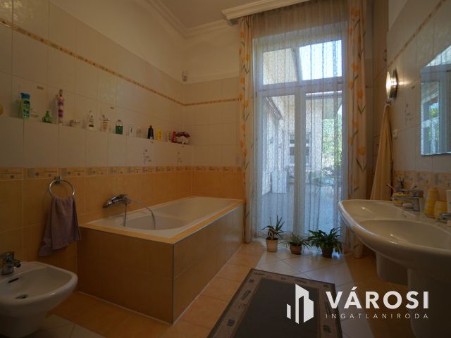 Kőbánya-Óhegy impozáns prémium otthona nagy kerttel eladó