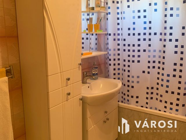 Nyiregyháza belvárosában bájos sorház ,üzlettel eladó