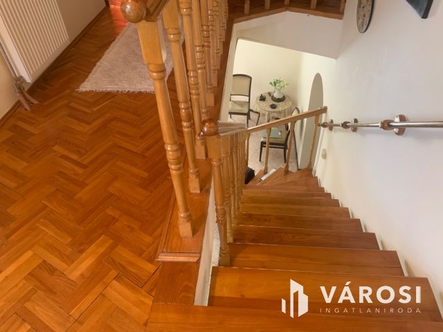 Nyiregyháza belvárosában bájos sorház ,üzlettel eladó