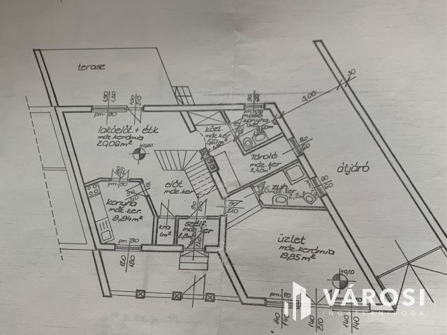 Nyiregyháza belvárosában bájos sorház ,üzlettel eladó