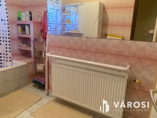 Nyiregyháza belvárosában bájos sorház ,üzlettel eladó