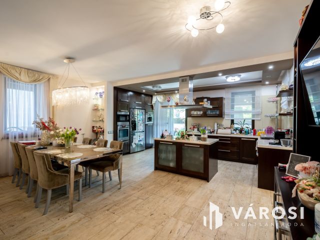 Mediterrán családi ház, luxus lakóparkban Fótligeten