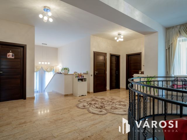 Mediterrán családi ház, luxus lakóparkban Fótligeten