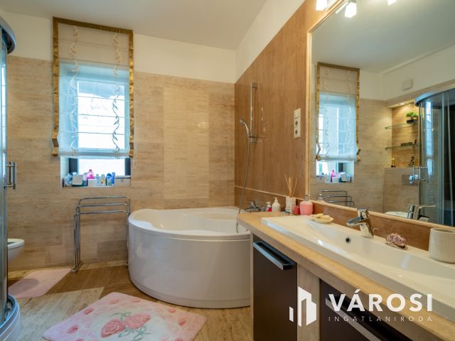 Mediterrán családi ház, luxus lakóparkban Fótligeten