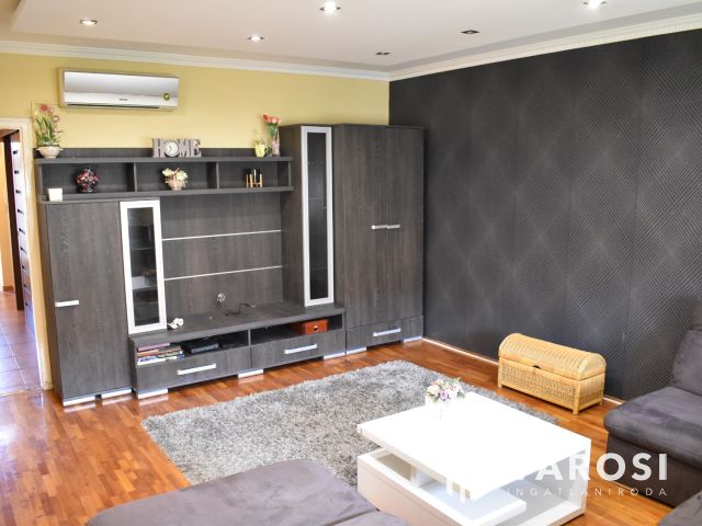 Kiadó 3 szobás tégla lakás Gyula központjában!