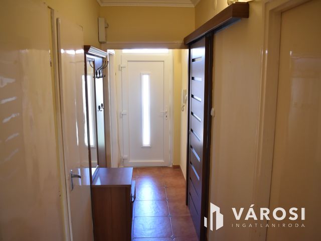 Kiadó 3 szobás tégla lakás Gyula központjában!