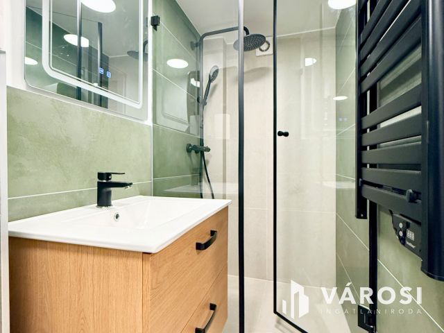 Felújított, berendezett lakás a Palotanegyedben eladó