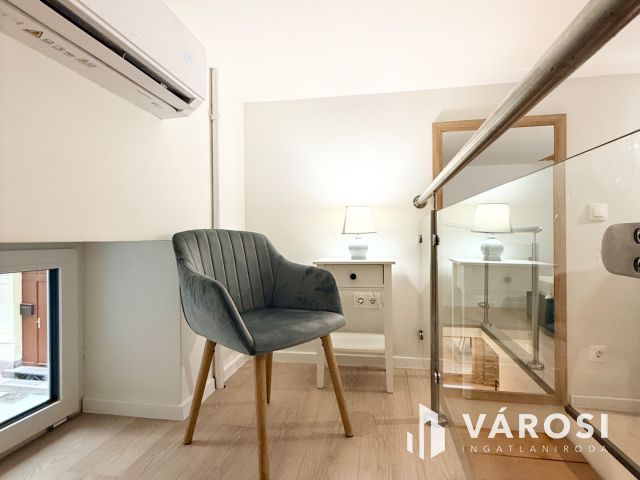 Felújított, berendezett lakás a Palotanegyedben eladó
