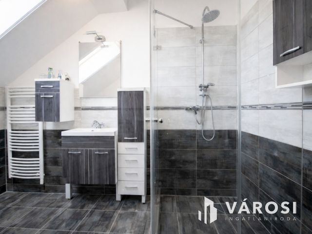 295 nm csomagolóüzem + 157 nm prémium lakótér