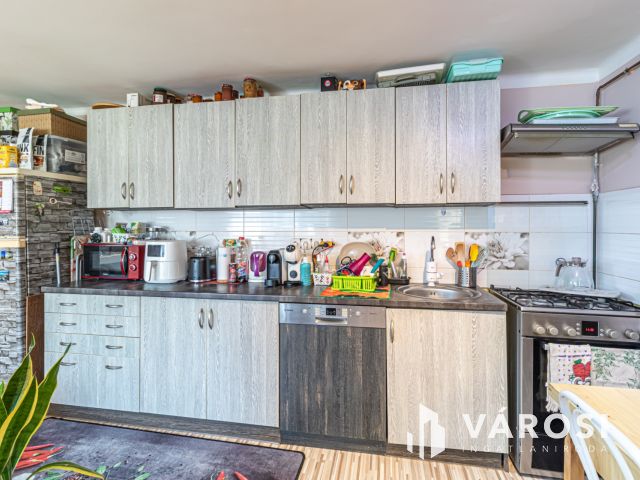 Többgenerációs, befektetésre alkalmas családi ház Szőregen