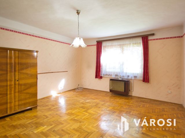 160 m2-es, felújítandó családi ház eladó