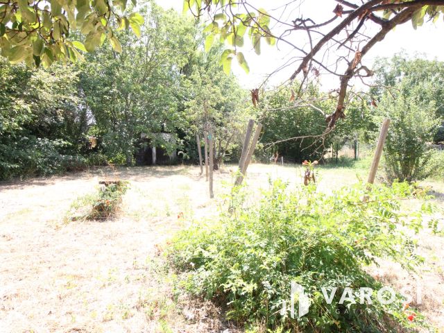 KERTES HÁZ A ZÁRT KERTBEN.