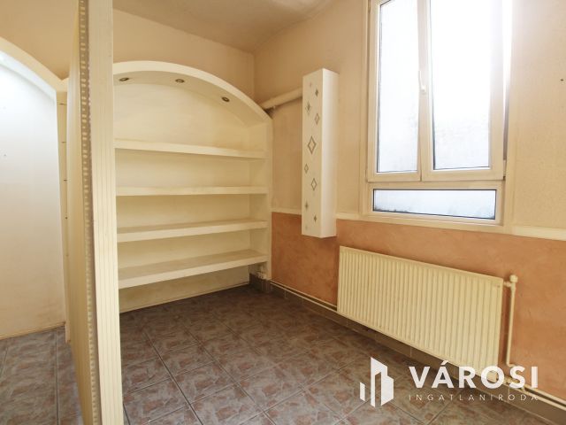 Világos, szuterén üzleti bejáratos üzlethelyiség