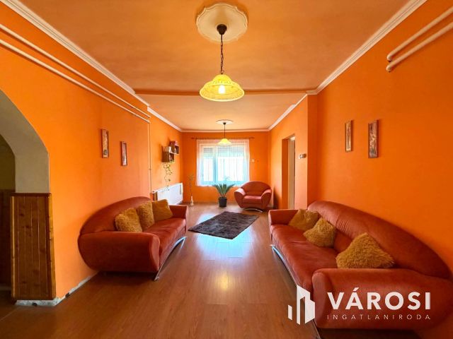 Otthonos családi ház, 5 szoba, nagy telek